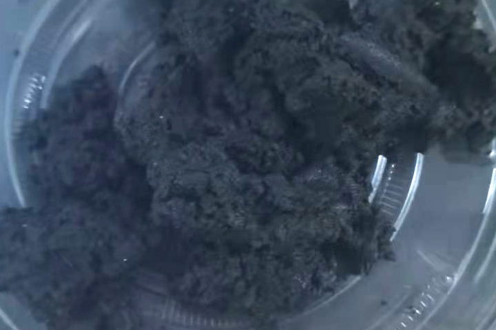 污泥烘干機(jī)系統(tǒng)適合于粘性較大的各種污泥干燥，可將含水85％左右的濕污泥脫水到50%左右再烘干成為含水10％以下的干粉