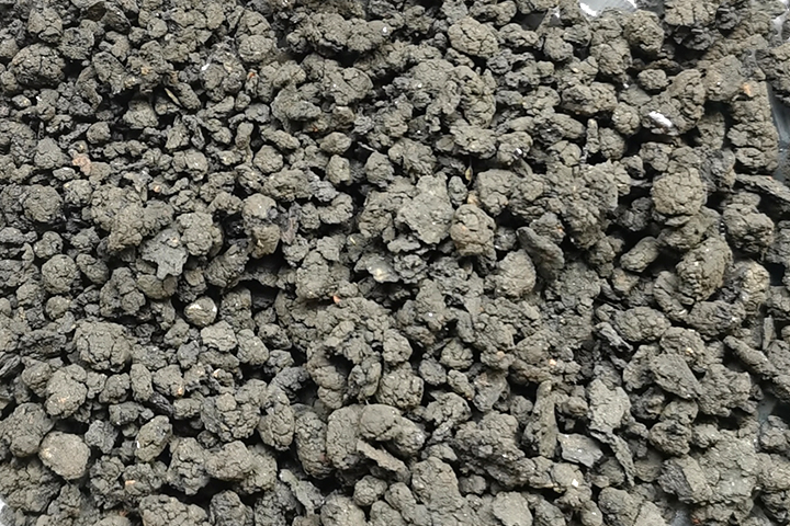 污泥烘干機(jī)系統(tǒng)適合于粘性較大的各種污泥干燥，可將含水85％左右的濕污泥脫水到50%左右再烘干成為含水10％以下的干粉