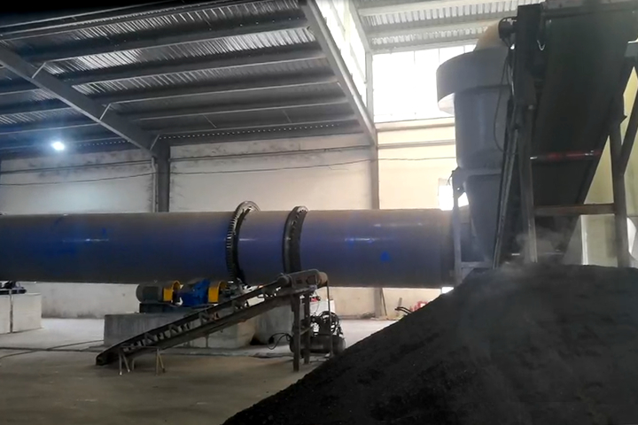 污泥烘干機(jī)系統(tǒng)適合于粘性較大的各種污泥干燥，可將含水85％左右的濕污泥脫水到50%左右再烘干成為含水10％以下的干粉