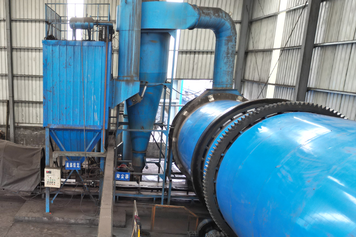 低溫蒸汽余熱煤泥烘干機(jī)采用內(nèi)熱式蒸汽回轉(zhuǎn)干燥機(jī)對濕煤泥進(jìn)行間接干燥，無三廢產(chǎn)生，節(jié)能環(huán)保，綠色高效，干燥環(huán)境安全。