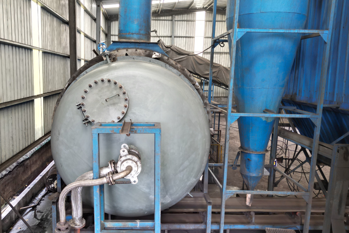 低溫蒸汽余熱煤泥烘干機(jī)采用內(nèi)熱式蒸汽回轉(zhuǎn)干燥機(jī)對濕煤泥進(jìn)行間接干燥，無三廢產(chǎn)生，節(jié)能環(huán)保，綠色高效，干燥環(huán)境安全。