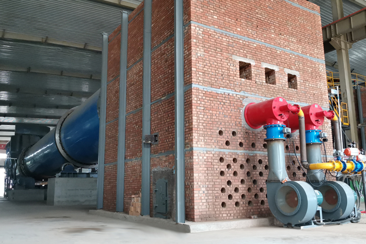 發(fā)酵飼料烘干機根據(jù)物料在烘干機內(nèi)部的不同行進狀態(tài)，設(shè)置了集打散、揚料、熱交換、控溫調(diào)濕等不同功能單元，滿足物料的干燥效果，并保存了物料中有益菌體的活性。