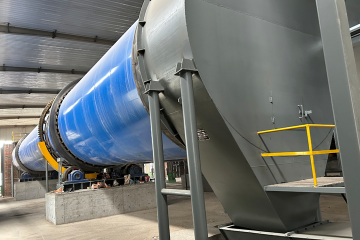 白酒糟烘干機(jī)采用新型熱風(fēng)設(shè)備，烘干機(jī)集打散防腐清理于一體，清潔排放。