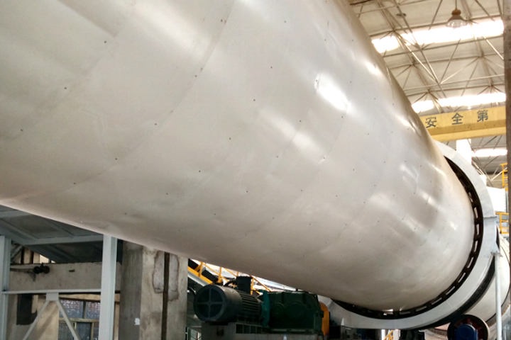 礦石烘干機是東鼎干燥針對冶金建材行業(yè)推出的專用烘干設(shè)備，具有產(chǎn)能大、耐磨損、熱能消耗低、自動化程度高的特點。