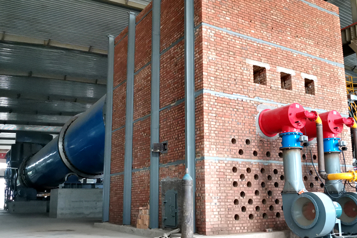 白酒糟烘干機(jī)采用新型熱風(fēng)設(shè)備，烘干機(jī)集打散防腐清理于一體，清潔排放。