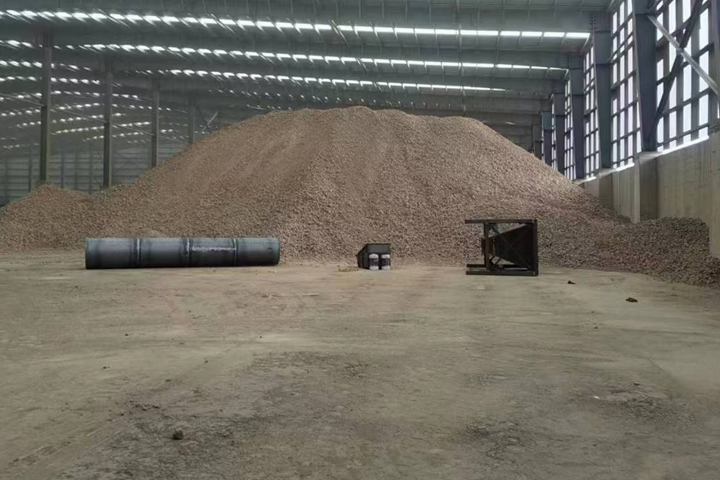 礦石烘干機是東鼎干燥針對冶金建材行業(yè)推出的專用烘干設(shè)備，具有產(chǎn)能大、耐磨損、熱能消耗低、自動化程度高的特點。