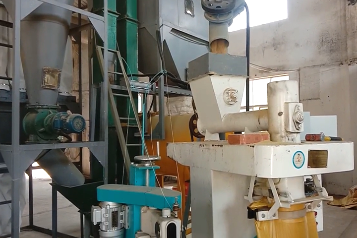 果渣烘干機(jī)是針對含水率高、糖分高的果品飲料、罐頭廠產(chǎn)生的果渣下腳料飼料化利用開發(fā)的烘干設(shè)備。