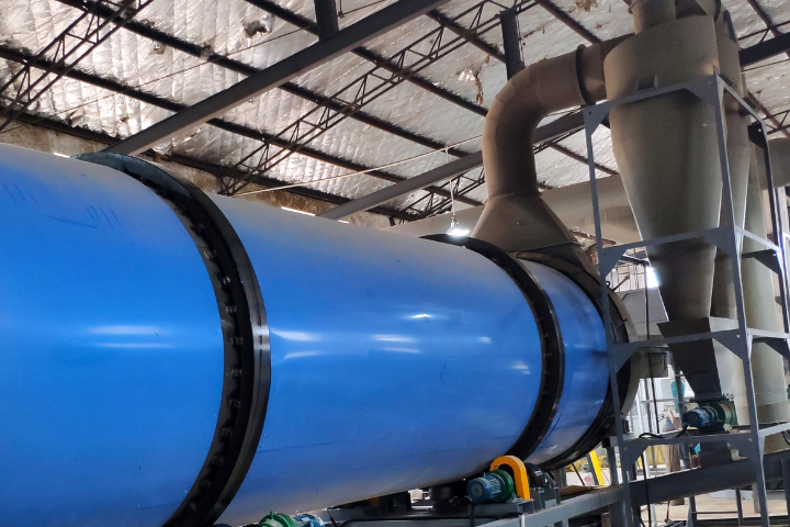 果渣烘干機(jī)是針對含水率高、糖分高的果品飲料、罐頭廠產(chǎn)生的果渣下腳料飼料化利用開發(fā)的烘干設(shè)備。