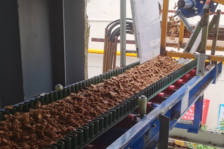 果渣烘干機(jī)是針對含水率高、糖分高的果品飲料、罐頭廠產(chǎn)生的果渣下腳料飼料化利用開發(fā)的烘干設(shè)備。