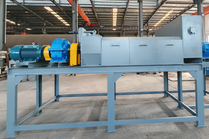 三軸螺旋擠壓脫水機(jī)是我司在雙軸螺旋擠壓脫水機(jī)基礎(chǔ)上推出的新型脫水設(shè)備，采用三螺旋軸擠壓結(jié)構(gòu)。