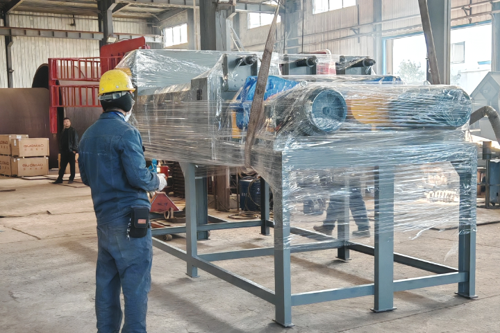 三軸螺旋擠壓脫水機(jī)是我司在雙軸螺旋擠壓脫水機(jī)基礎(chǔ)上推出的新型脫水設(shè)備，采用三螺旋軸擠壓結(jié)構(gòu)。