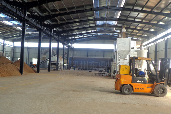 在家具制造行業(yè)生產(chǎn)過程中會產(chǎn)生大量的鋸末、刨花，這些木質(zhì)物料是加工優(yōu)質(zhì)生物質(zhì)顆粒的好原料，但由于水分過高直接壓制顆粒會影響顆粒品質(zhì)，為了控制鋸末的含水率，我司開發(fā)成套鋸