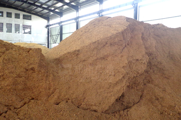 在家具制造行業(yè)生產(chǎn)過程中會產(chǎn)生大量的鋸末、刨花，這些木質(zhì)物料是加工優(yōu)質(zhì)生物質(zhì)顆粒的好原料，但由于水分過高直接壓制顆粒會影響顆粒品質(zhì)，為了控制鋸末的含水率，我司開發(fā)成套鋸