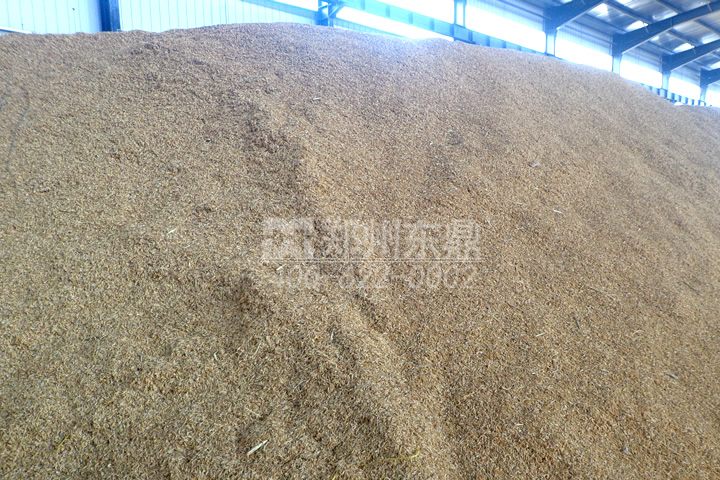 在家具制造行業(yè)生產(chǎn)過程中會產(chǎn)生大量的鋸末、刨花，這些木質(zhì)物料是加工優(yōu)質(zhì)生物質(zhì)顆粒的好原料，但由于水分過高直接壓制顆粒會影響顆粒品質(zhì)，為了控制鋸末的含水率，我司開發(fā)成套鋸