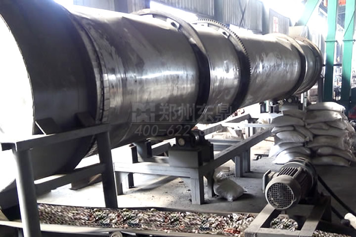 生活垃圾烘干機是鄭州東鼎針對人們?nèi)粘Ｉ钸^程中產(chǎn)生的垃圾固廢（其中包括樹枝、布料碎片、塑料、木塊、植物莖葉等）進行處理利用開發(fā)的一種專用烘干設備。