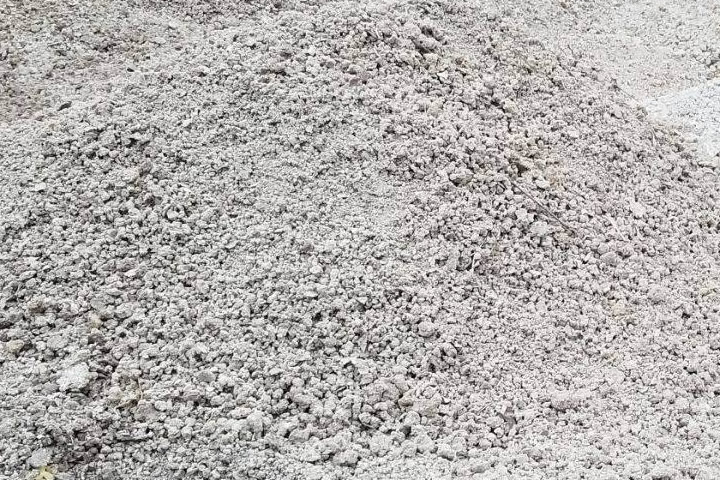 淀粉渣(木薯渣、紅薯渣、馬鈴薯渣等)是淀粉廠、酒精廠等廠家的副產(chǎn)品，淀粉渣中含有豐富的纖維素、半纖維素和粗蛋白等，經(jīng)過飼料化無害處理后，可以成為畜禽飼料的重要來源。