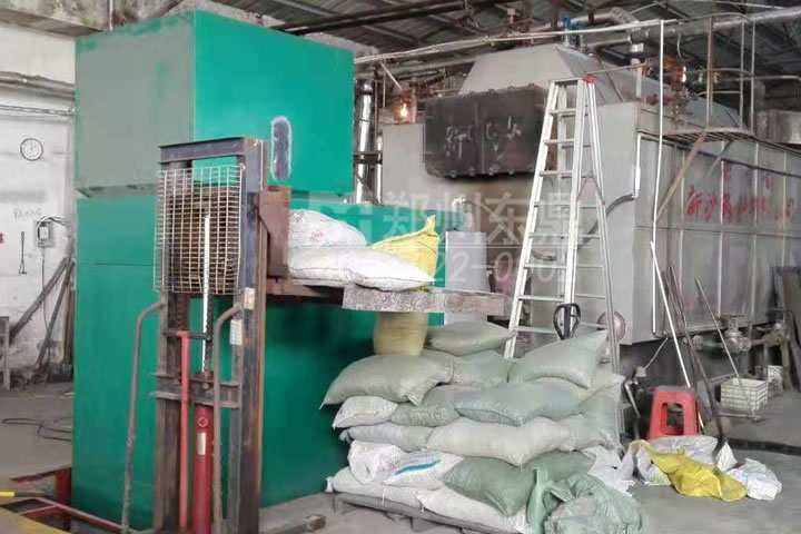 生物質(zhì)燃燒機是利用生物質(zhì)進(jìn)行能量轉(zhuǎn)換的主要設(shè)備，使用生物質(zhì)顆粒燃料，在燃燒室內(nèi)實現(xiàn)逐漸預(yù)熱、多級配氧、立體燃燒的火焰燃燒系統(tǒng)。