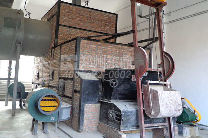 鏈排爐熱源具有煤種適應(yīng)性好，熱效率高、操作方便等特點(diǎn)，除塵室采用重力沉降室結(jié)構(gòu)。換熱器結(jié)構(gòu)簡單，具有阻力小，使用壽命長等特點(diǎn)。機(jī)械鏈條爐排燃煤熱風(fēng)爐