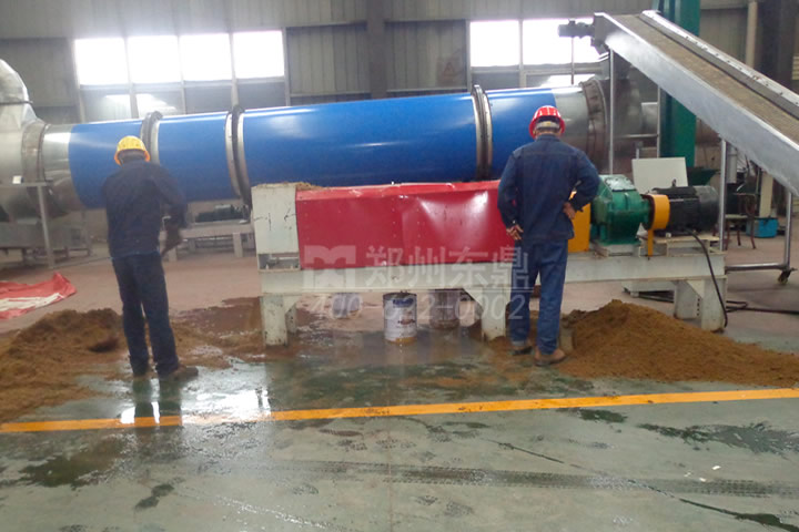 螺旋擠壓式酒糟脫水機(jī)可以調(diào)整壓力和轉(zhuǎn)速，控制酒糟物料脫水效果。