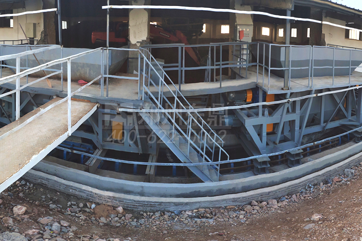 五軸打散喂料機設備是東鼎針對重質礦粉、石粉、礦泥、泥土破碎開發(fā)的一種專用設備，防粘防堵，設備動力更充沛，集破碎與存儲于一體，產能比上一代設備翻番倍增，