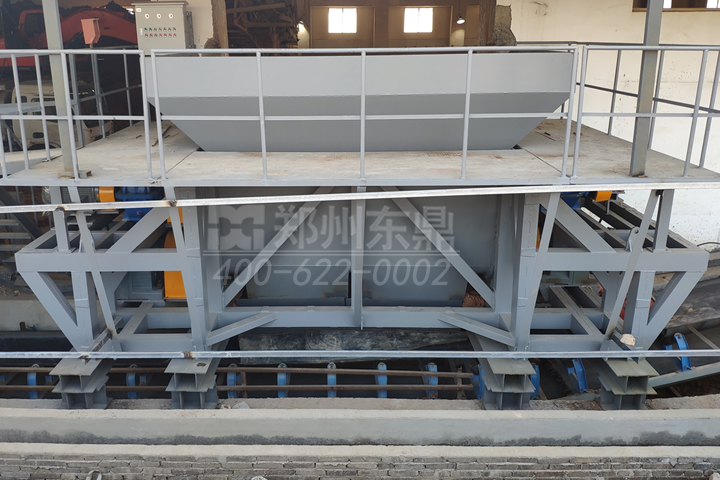 五軸打散喂料機設備是東鼎針對重質礦粉、石粉、礦泥、泥土破碎開發(fā)的一種專用設備，防粘防堵，設備動力更充沛，集破碎與存儲于一體，產能比上一代設備翻番倍增，