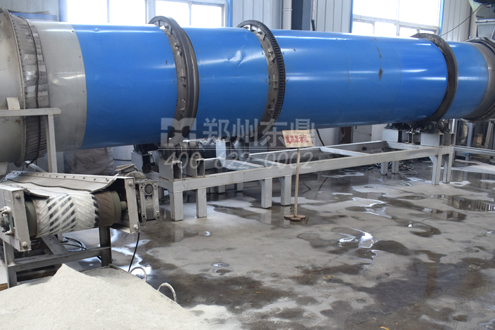 石粉烘干機(jī)設(shè)備具有產(chǎn)能大、機(jī)械化程度高、可連續(xù)運(yùn)轉(zhuǎn)，除塵環(huán)保性能好的特點(diǎn)。