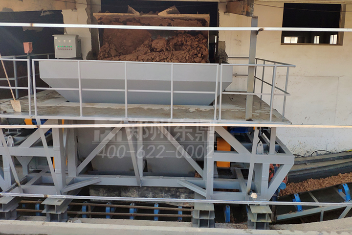 來自礦產(chǎn)開發(fā)、洗選加工過程中產(chǎn)生的大量粘土、泥土礦沙由于持水性高、粘度大、易抱團結(jié)塊給后續(xù)物料磨粉、焙燒等工序造成不良影響，烘干機廠家鄭州東鼎干燥針對此類物料干燥及應(yīng)用特