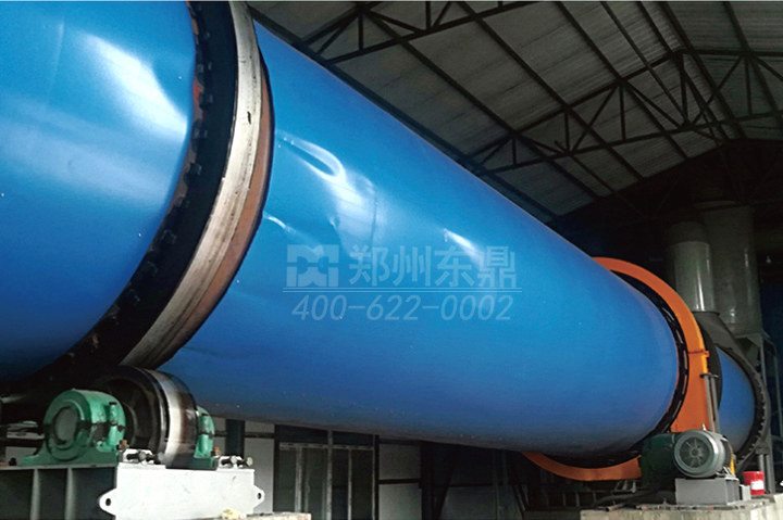 泥煤專用烘干機(jī)通過熱風(fēng)與泥煤物料快速質(zhì)熱交換，實(shí)現(xiàn)了固廢泥煤批量干化降水，改善了泥煤的儲(chǔ)裝運(yùn)性能