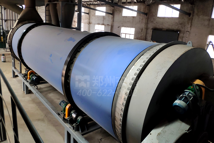 薯渣烘干機實現(xiàn)自動上料、脫水、烘干、出料、包裝一體化作業(yè)，適用于紅薯渣、木薯渣、馬鈴薯渣等高濕糟渣飼料化利用。