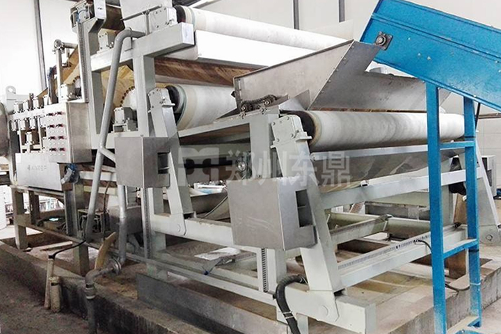 薯渣烘干機實現(xiàn)自動上料、脫水、烘干、出料、包裝一體化作業(yè)，適用于紅薯渣、木薯渣、馬鈴薯渣等高濕糟渣飼料化利用。