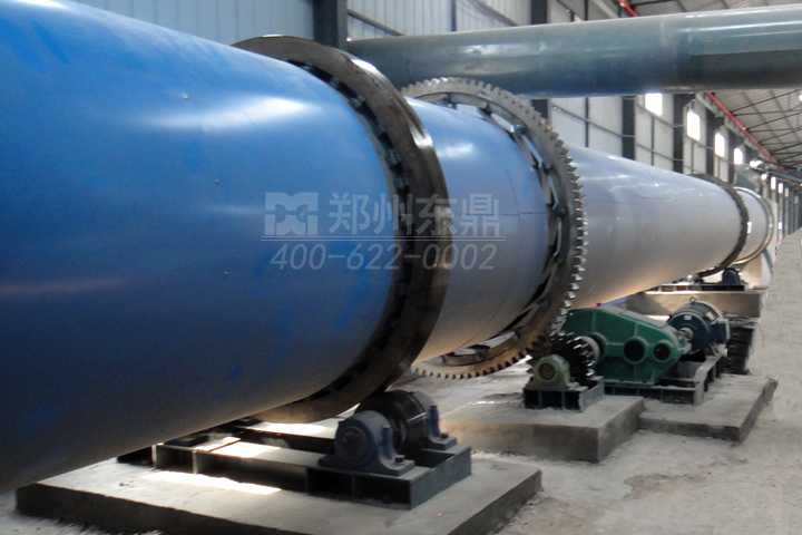 污泥烘干機(jī)系統(tǒng)適合于粘性較大的各種污泥干燥，可將含水85％左右的濕污泥脫水到50%左右再烘干成為含水10％以下的干粉