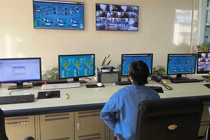 污泥烘干機(jī)系統(tǒng)適合于粘性較大的各種污泥干燥，可將含水85％左右的濕污泥脫水到50%左右再烘干成為含水10％以下的干粉