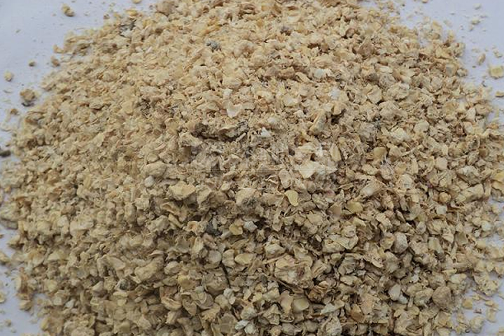 菌菇渣烘干機通過熱能轉(zhuǎn)換快速將菌渣中的多余水分脫除，改善了菌渣的儲裝運特性。