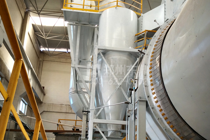 高效旋風(fēng)除塵器是利用旋轉(zhuǎn)氣流所產(chǎn)生的離心力將塵粒從合塵氣流中分離出來的除塵裝置。旋風(fēng)除塵器一般用于捕集5-15微米以上的顆粒．除塵效率可達(dá)80％以上，近年來經(jīng)改進(jìn)后的特制旋風(fēng)除